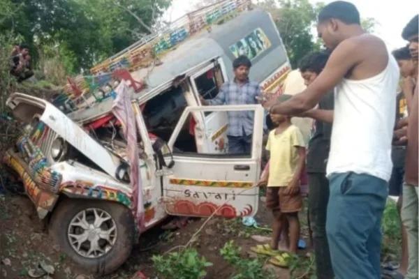 Six dead, several injured in two separate road accidents in Jharkhand's Palamu and Latehar