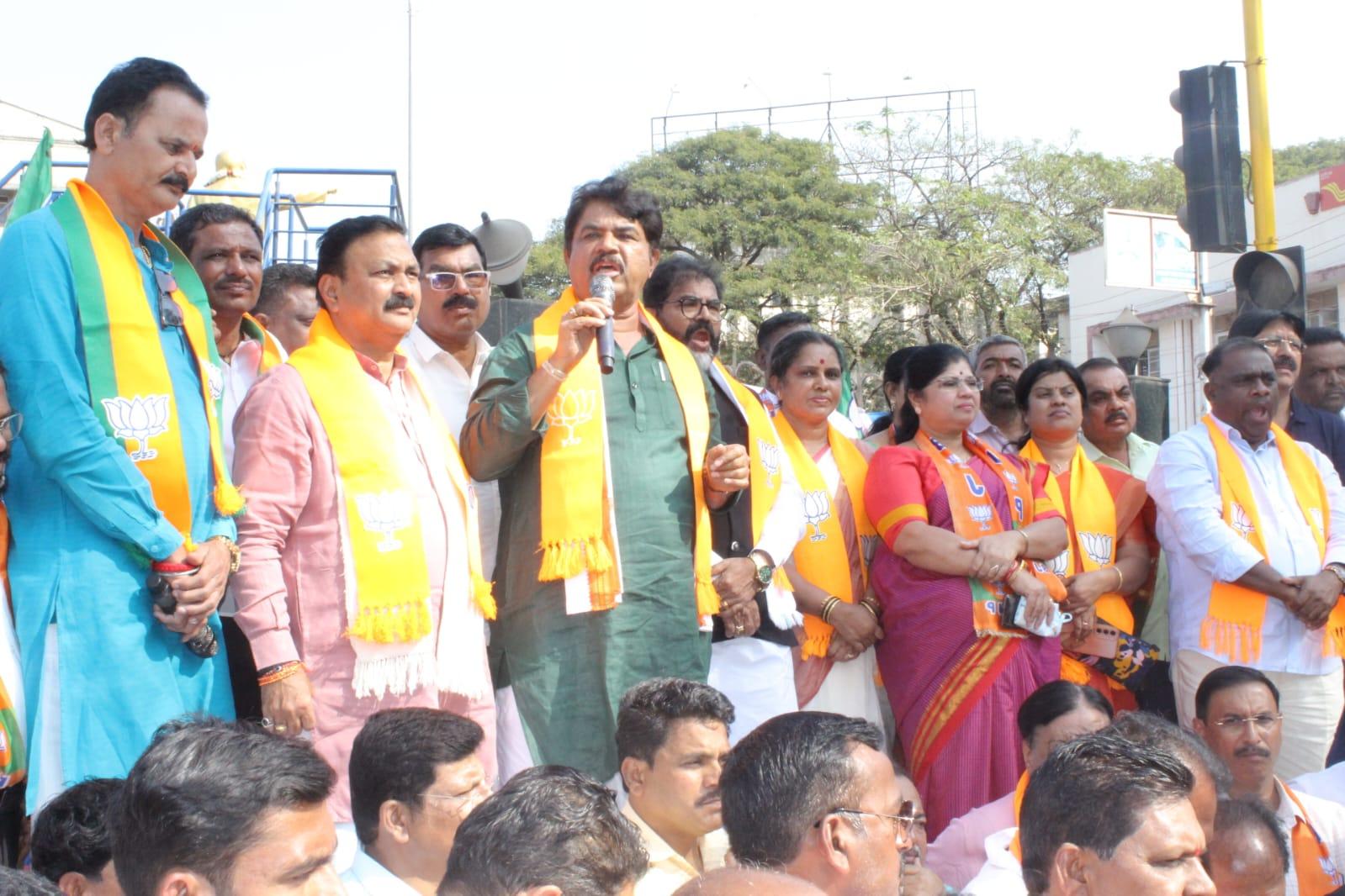 K'taka stripping, assault case: BJP delegation visits victim's house, demands judicial inquiry