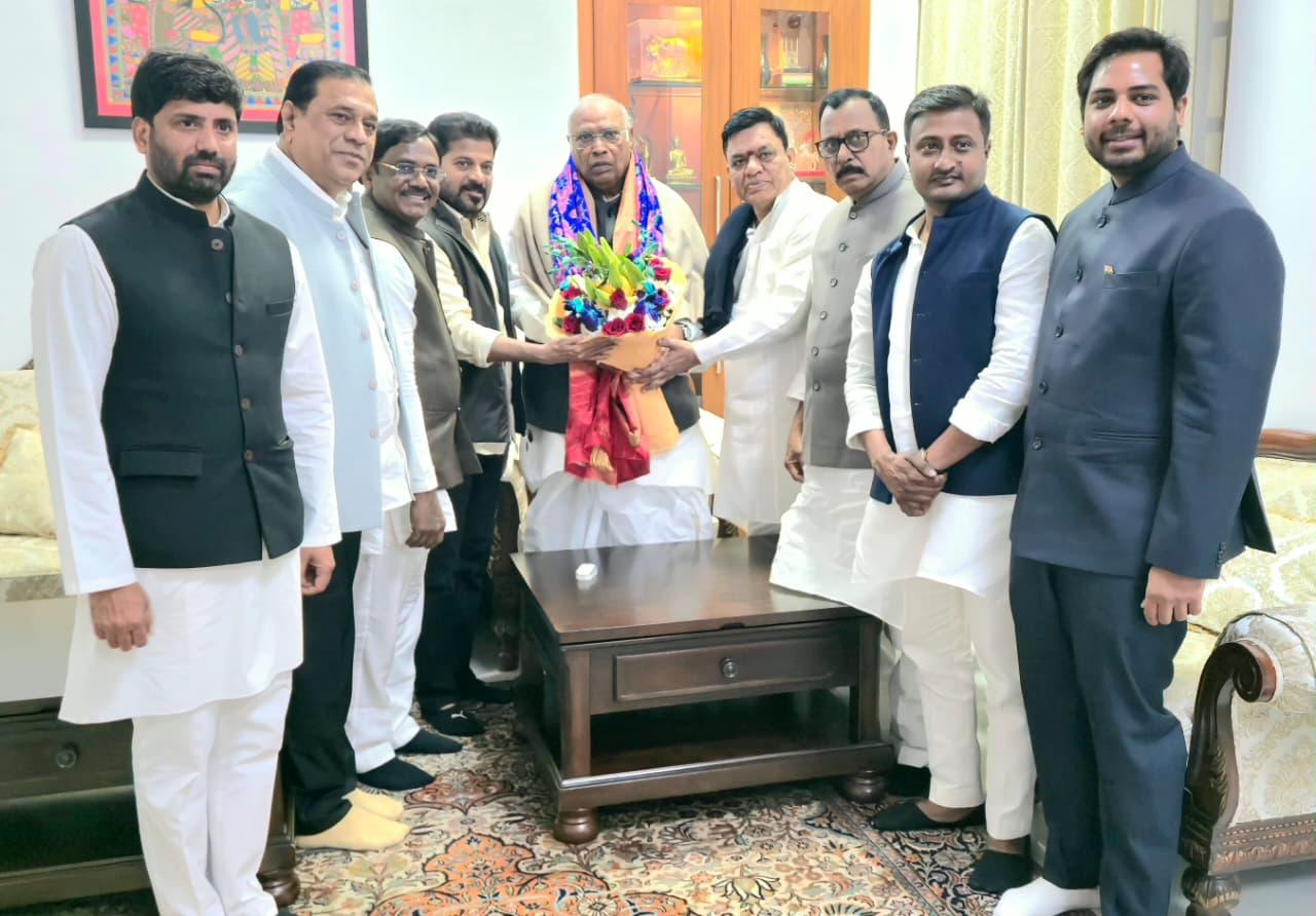 Telangana CM meets Kharge, Priyanka Gandhi, briefs them on Global Summit