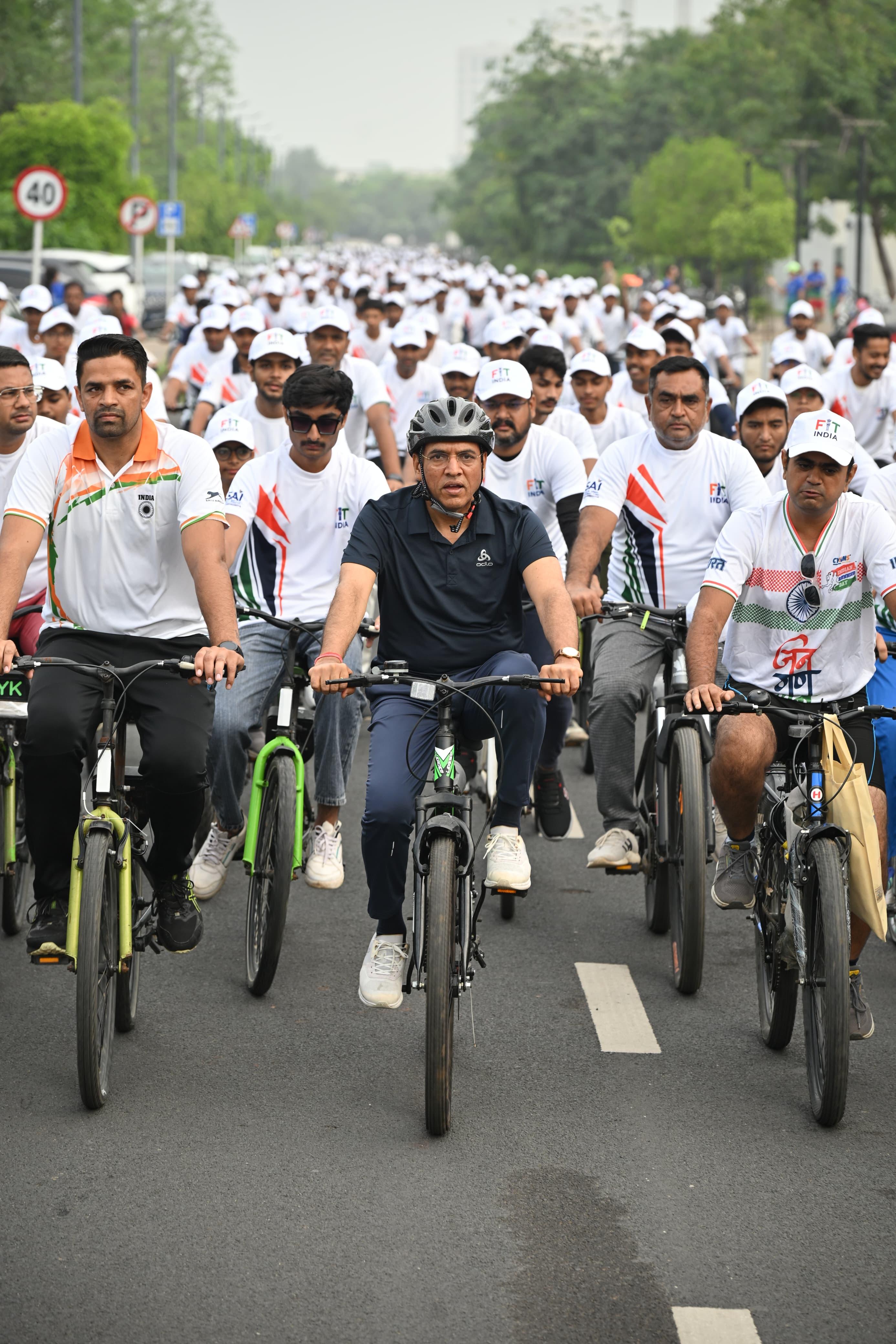 Mansukh Mandaviya leads nationwide Fit India Sundays on Cycle from Gandhinagar, interacts with youth women’s handball team