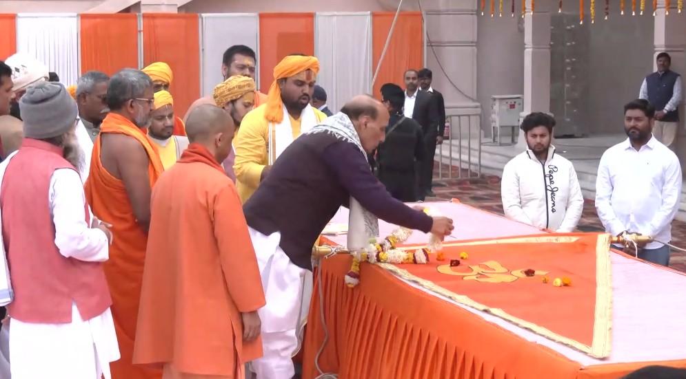 Rajnath Singh, CM Yogi offer prayers at Hanuman Garhi and Ram Lalla temple in Ayodhya