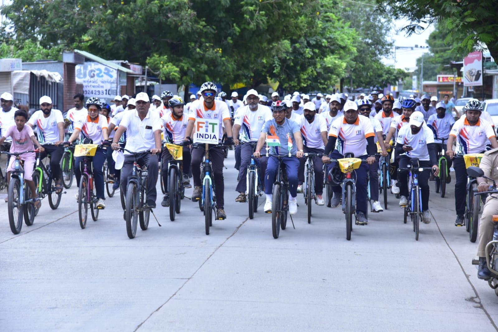 Sports Minister Mandaviya leads 'Fit India Sundays on Cycle' in Palitana with 'Swachhata Senanis'
