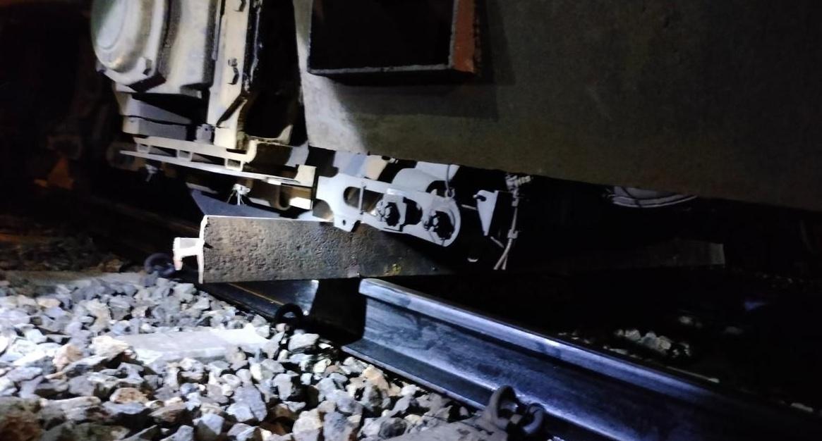 Narrow escape for Madras HC judges as Yercaud Express hits iron rod on track