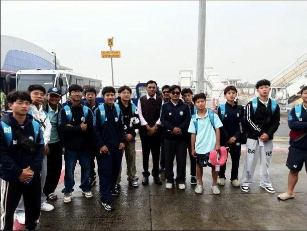 Sports Minister Mandaviya meets Arunachal Pradesh U-16 Team at Surat Airport