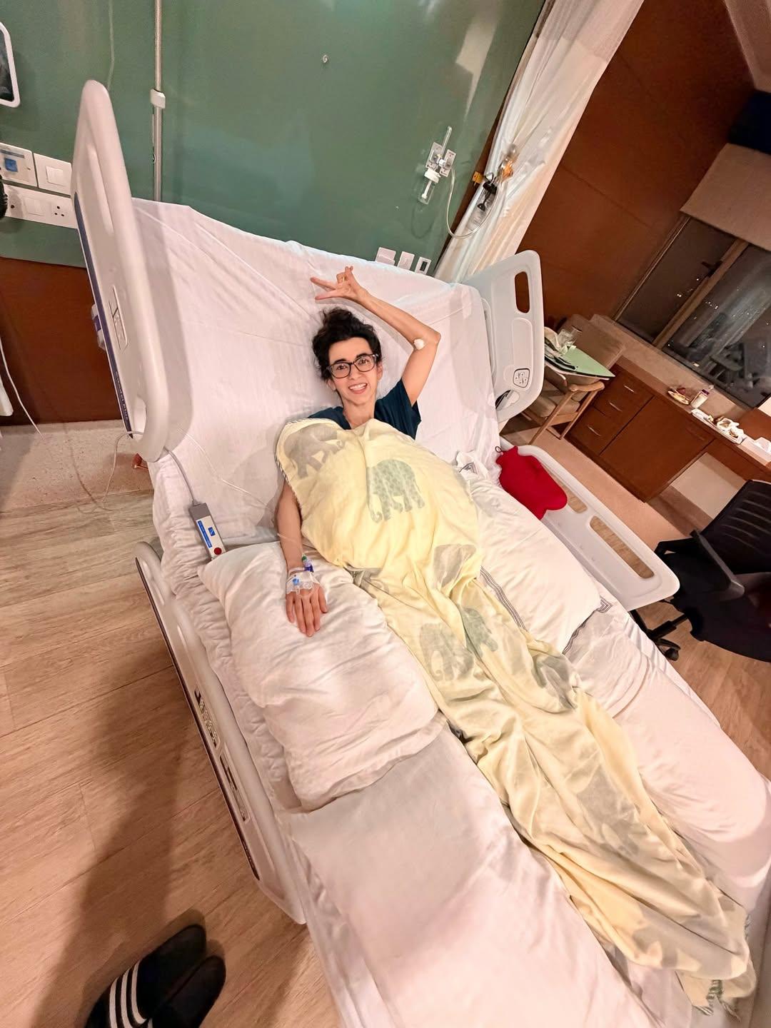 Hrithik Roshan keeps Saba Azad's spirits up as she gets hospitalized from parasitic infection