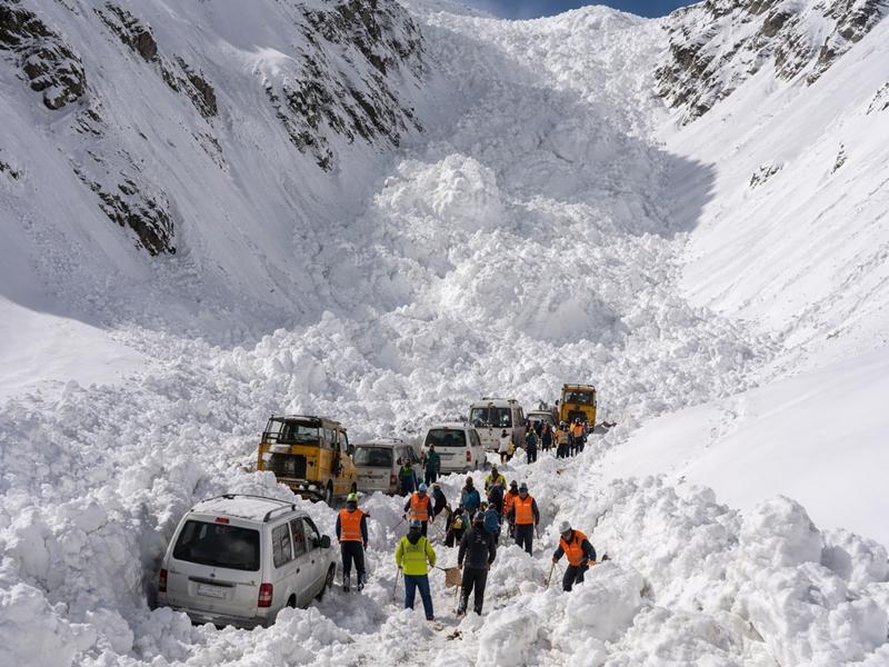 Snow avalanche traps vehicles on Ladakh side of Zojila Pass; no casualties reported