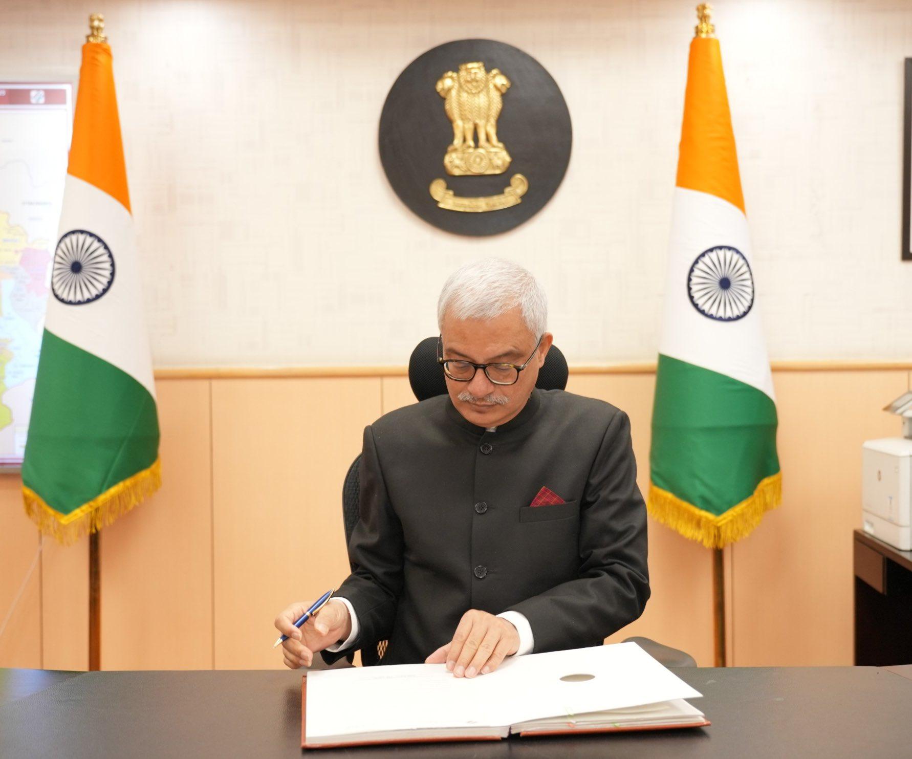 Election Commissioner Vivek Joshi reviews preparations for Bihar Assembly polls (Ld)