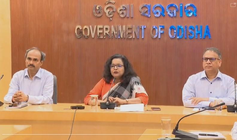 Odisha Chief Secretary reviews availability of LPG, petrol and diesel with District Collectors