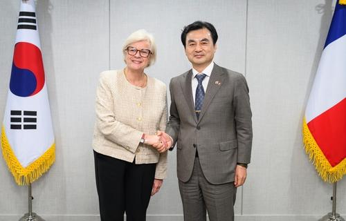 Defence chiefs of South Korea and France discuss security, arms cooperation