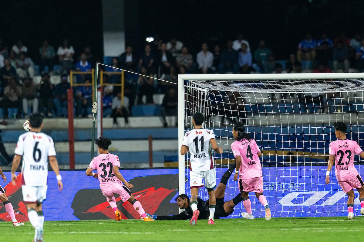 ISL 2025-26: Bengaluru halt Mohun Bagan's winning run