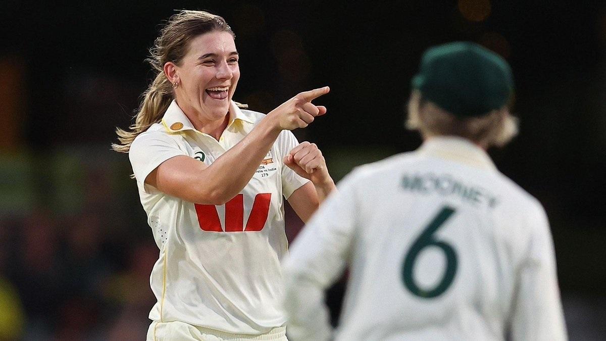 Pink-ball Test: Sutherland, Hamilton help Australia seize upper hand against India (ld)