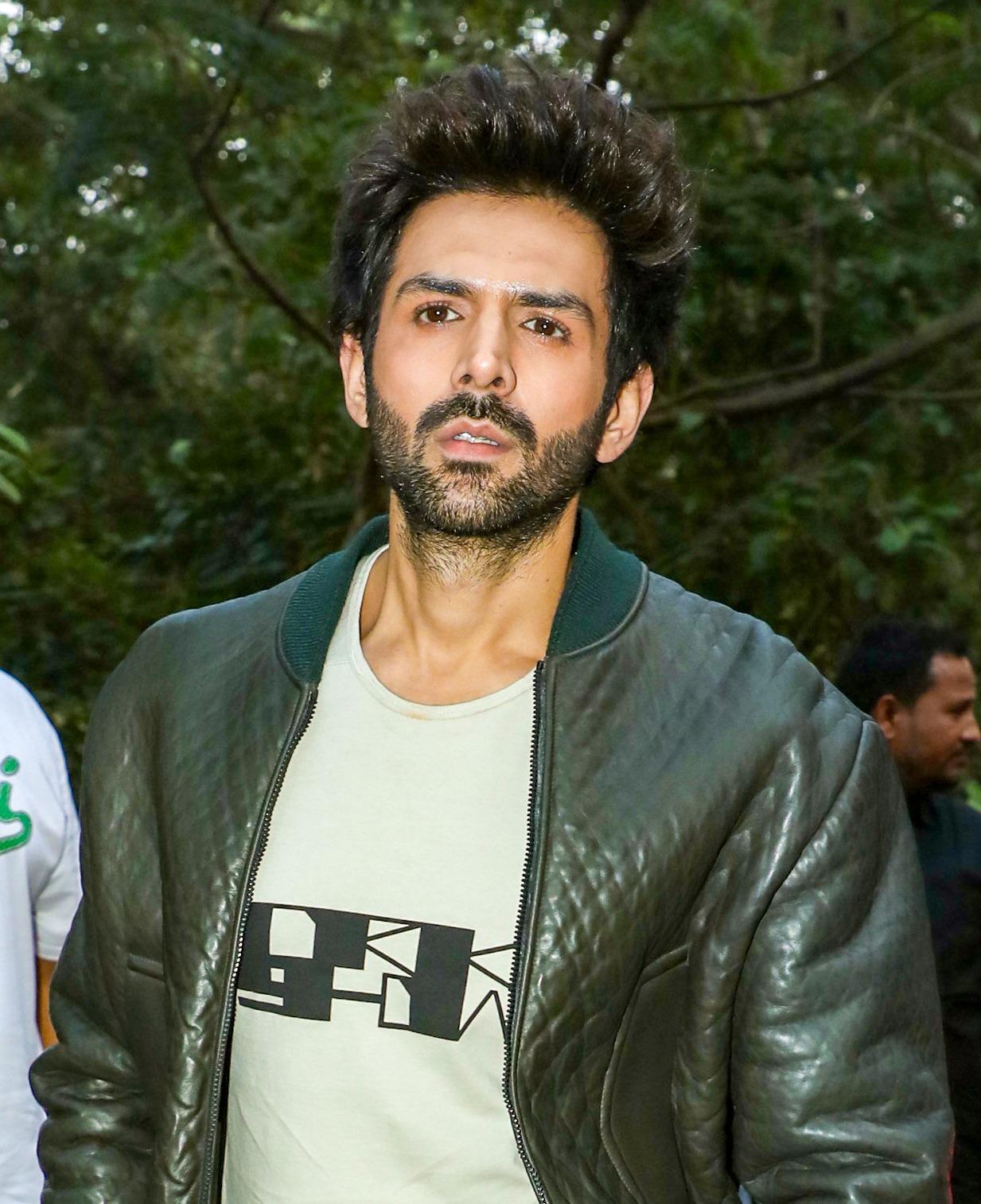 Kartik Aaryan meets Darren Aronofsky, director hints at a collab