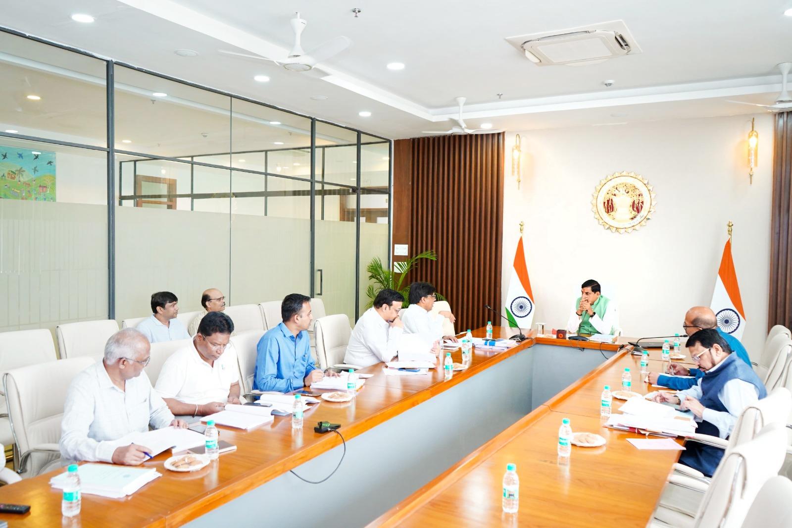 MP CM stresses on promotion of solar energy under NVDA