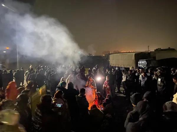 Baloch protesters being stopped by Islamabad Police