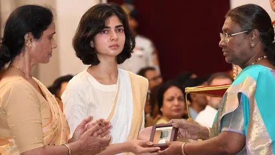 Captain Anshuman Singh's widow with President Murmu