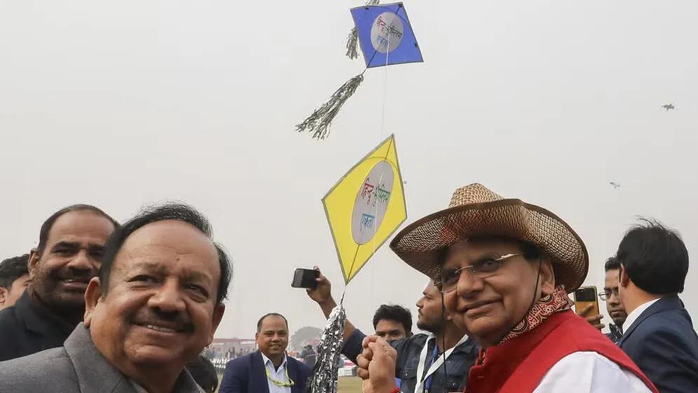 V.K. Saxena with Harsh Vardhan