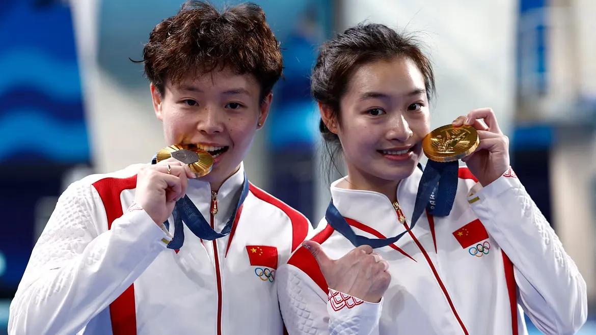 Gold medallists Yani Chang and Yiwen Chen of China