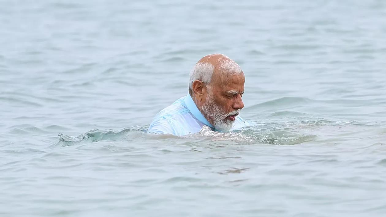 Narendra Modi takes a holy dip into the sea at Ramanathaswamy Temple