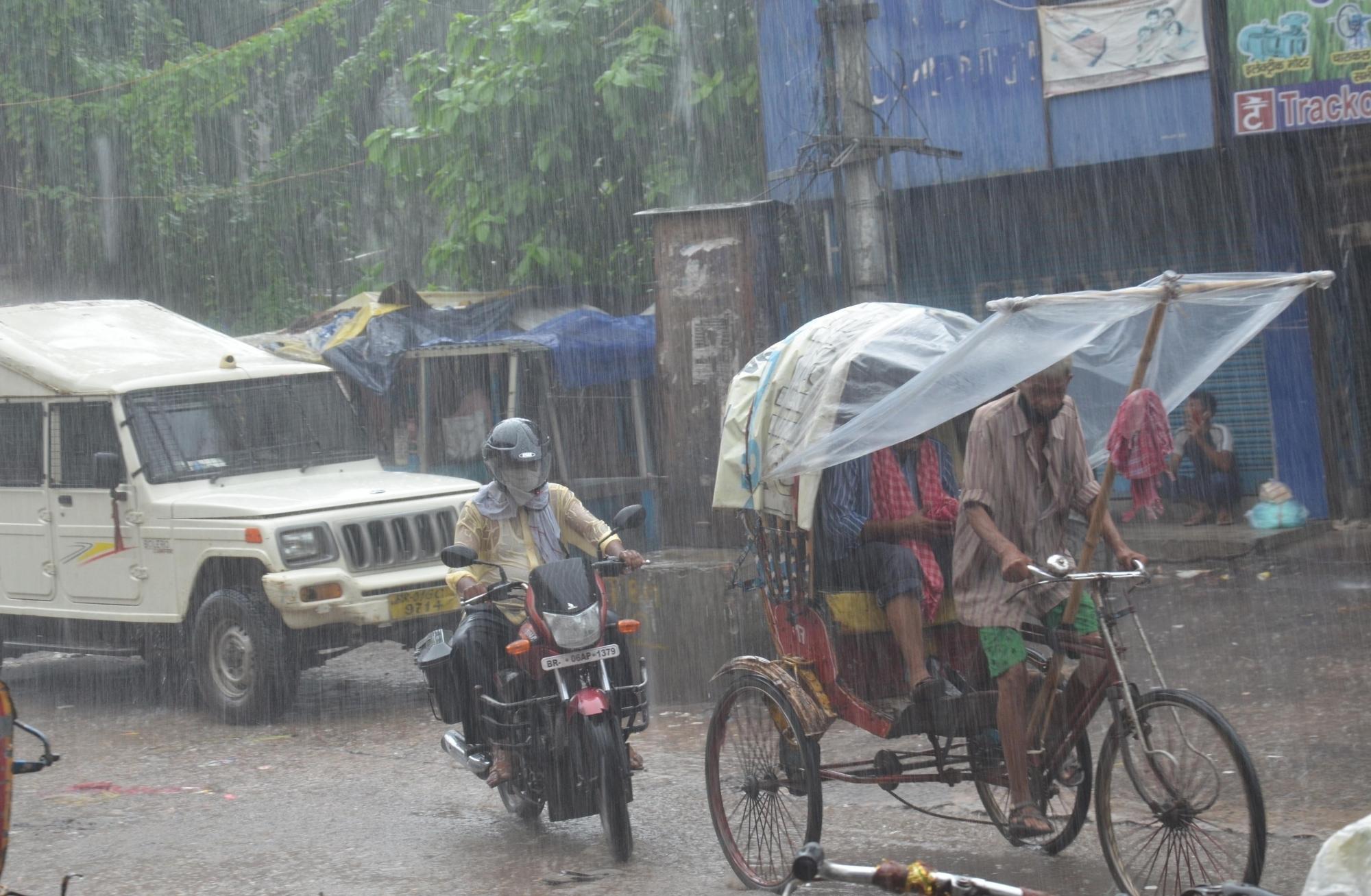 Bihar: Heavy rains trigger floods in Munger and Gaya districts, disrupting traffic