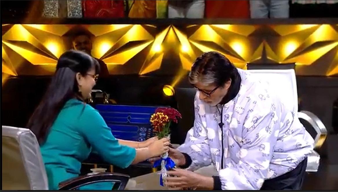 KBC: Amitabh Bachchan gives flowers to contestant Sheetal, leaves her blushing