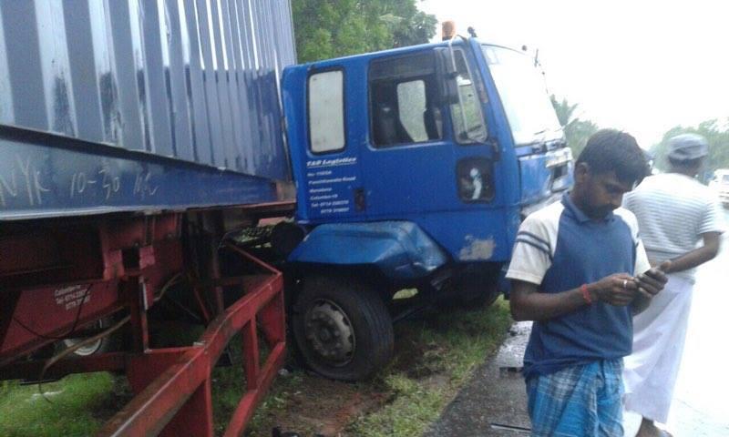 Bus collision in Sri Lanka injures 21 people