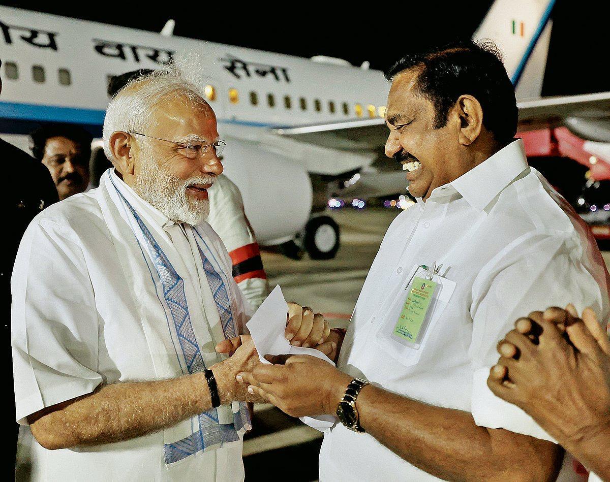 PM Modi arrives in Tiruchirappalli in traditional Tamil attire