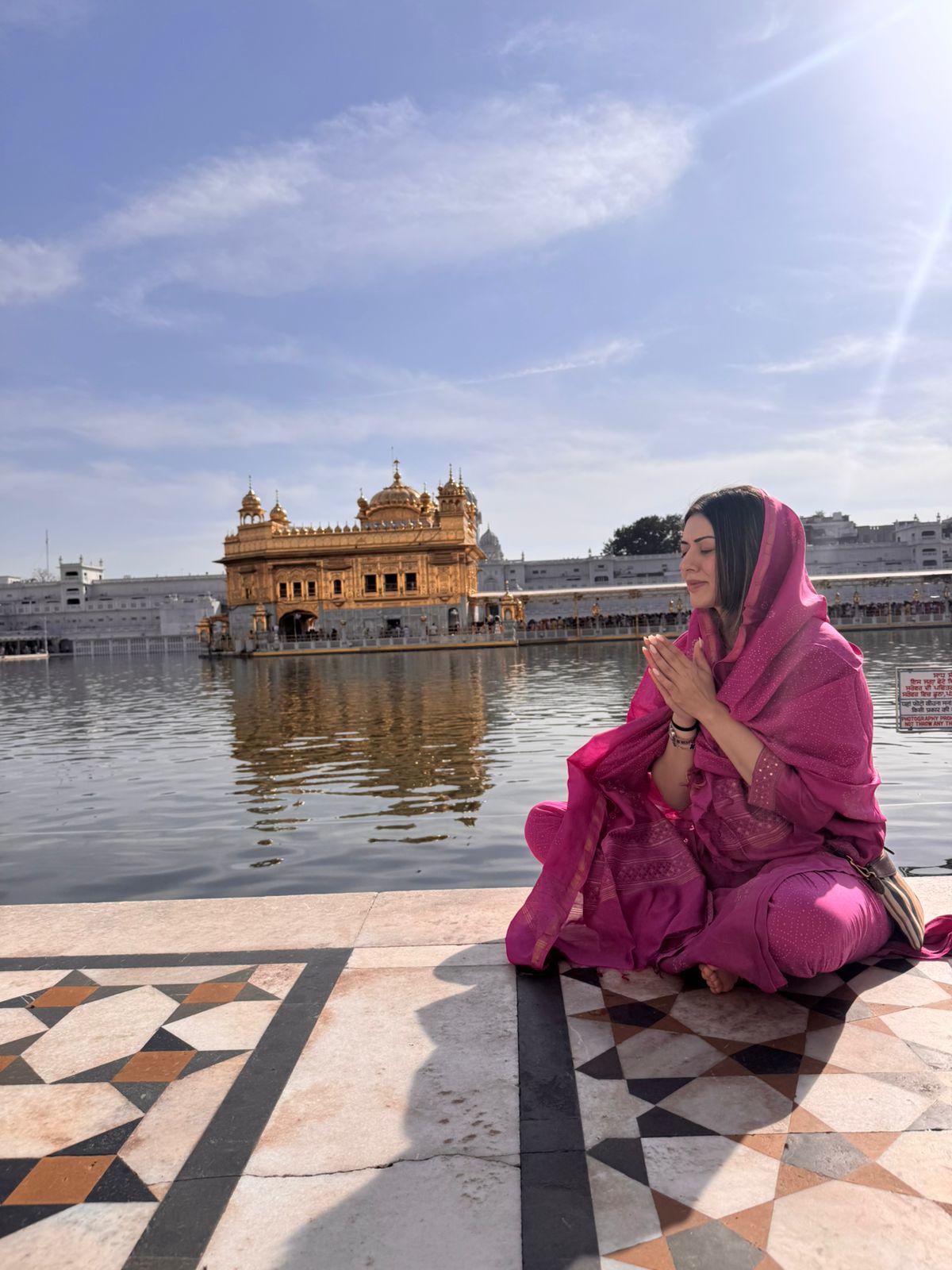 Hansika Motwani spends some peaceful time at the Golden Temple after divorce