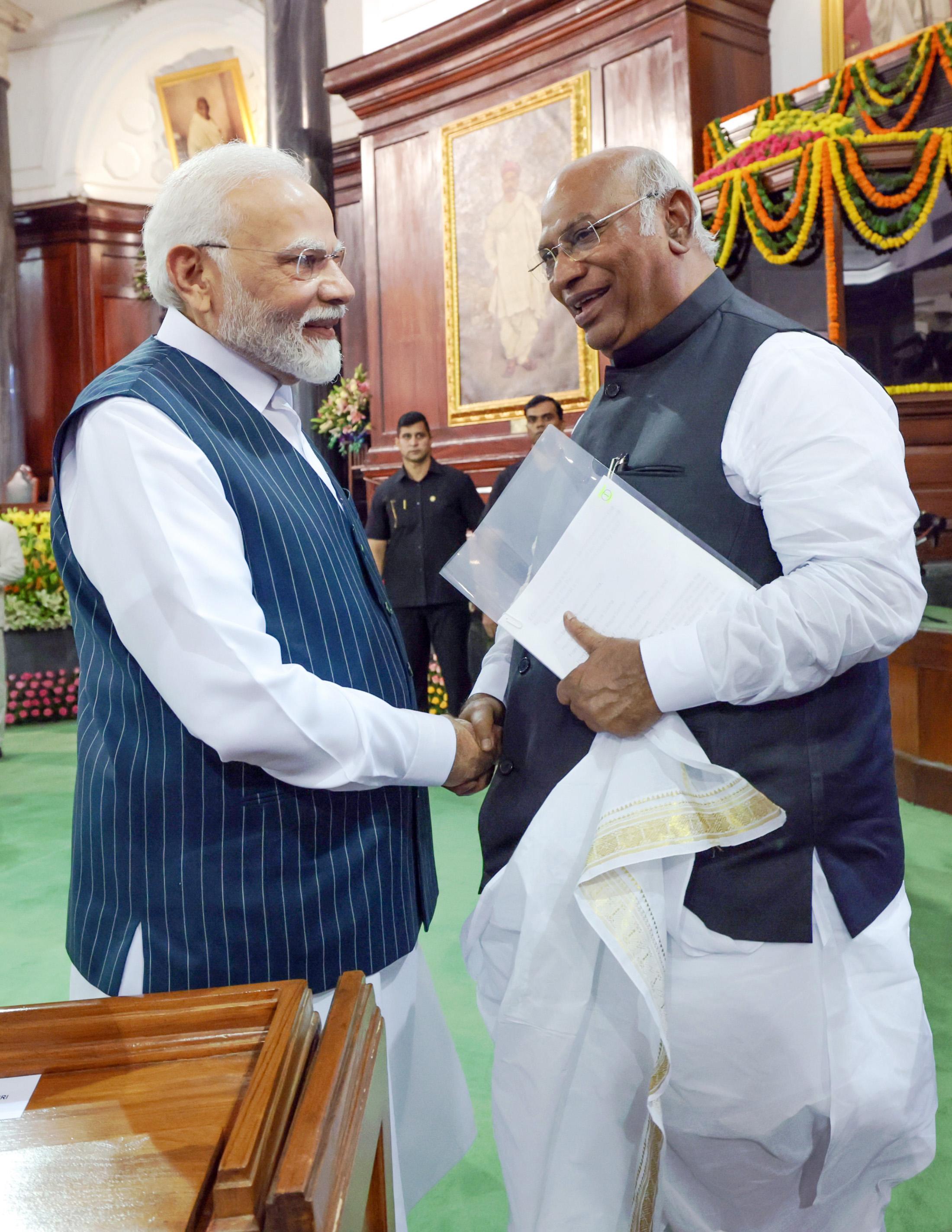 PM Modi speaks to Cong chief Mallikarjun Kharge, wishes him speedy recovery