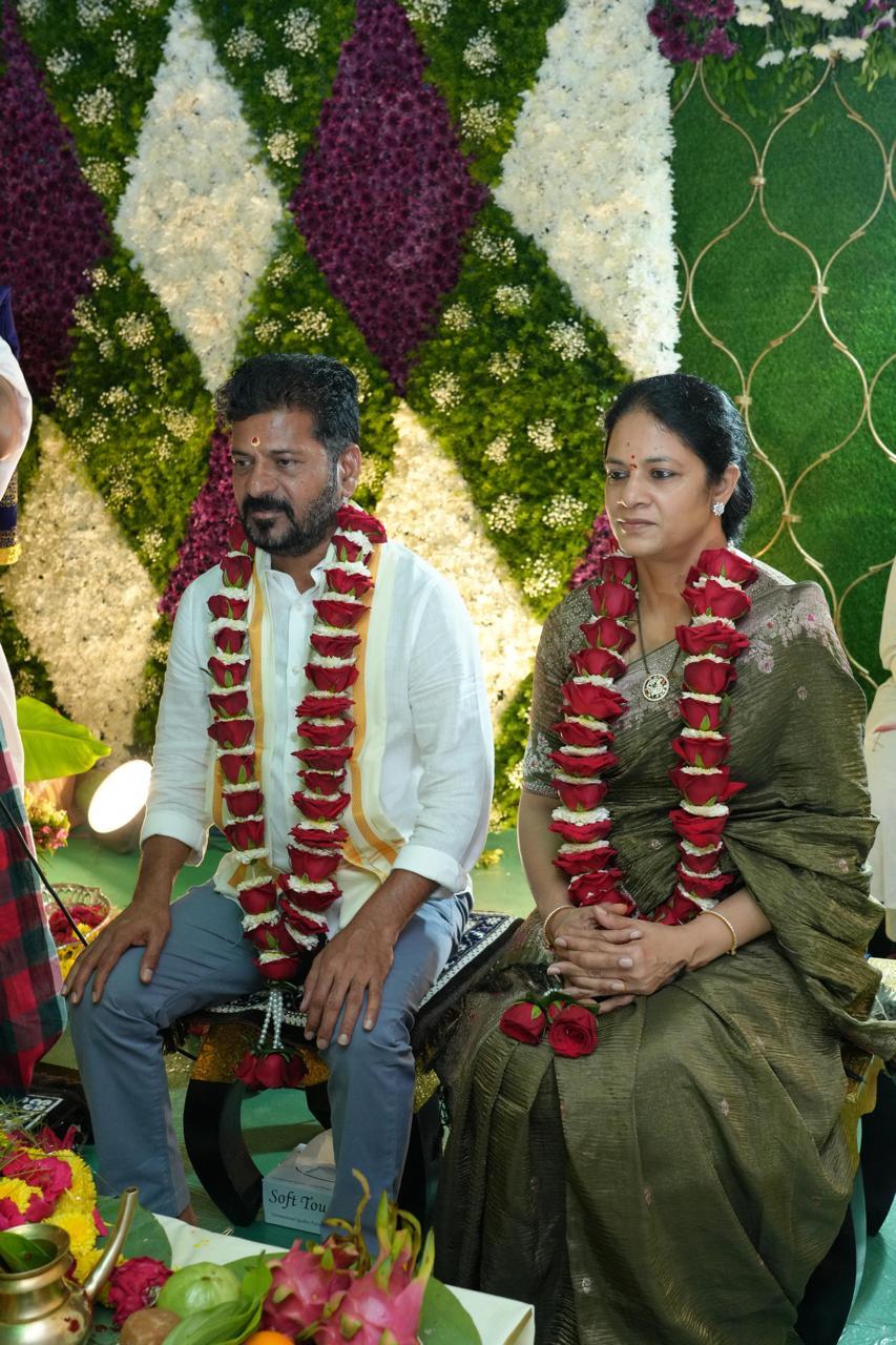 Telangana CM offers prayers on Ganesh Chaturthi