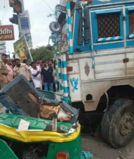 Two killed as canter rams into auto & car in Karnataka