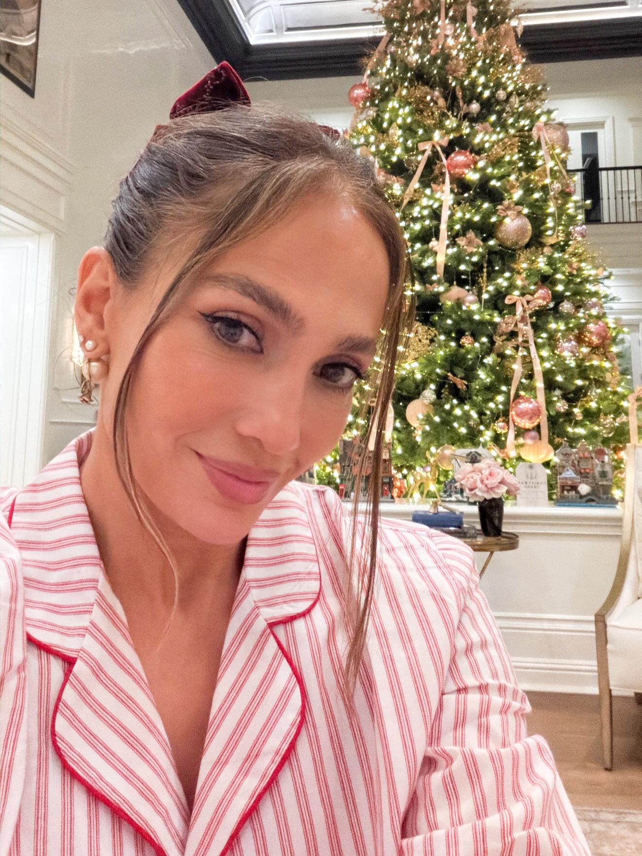 Jennifer Lopez celebrates Christmas in company of her loved ones