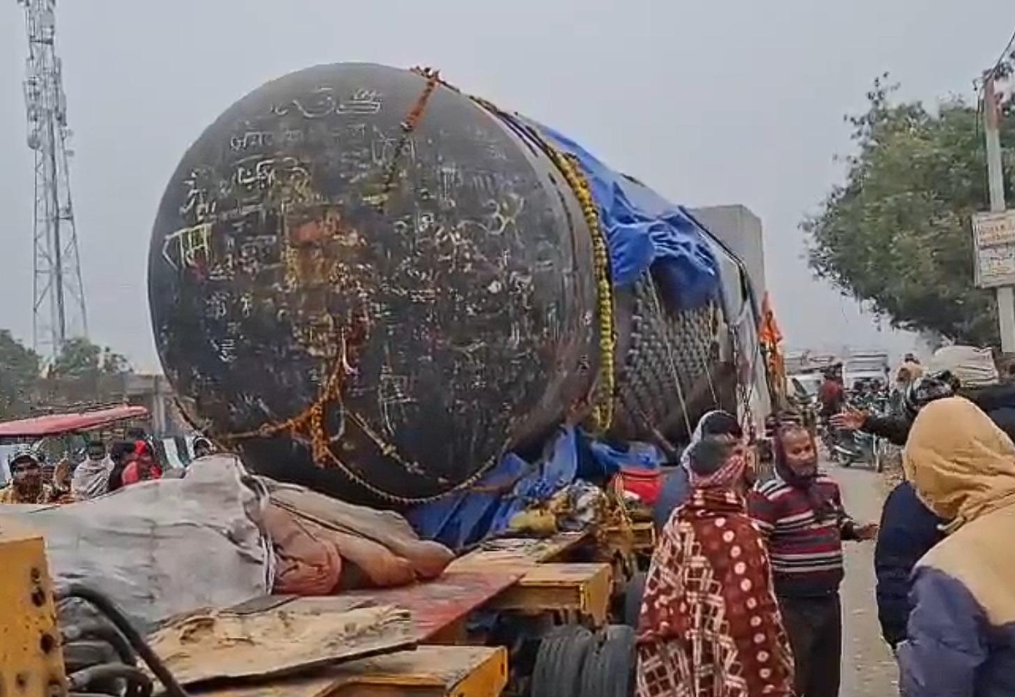 World's largest Shivling reaches Bihar's Gopalganj; officials face challenges in further transportation