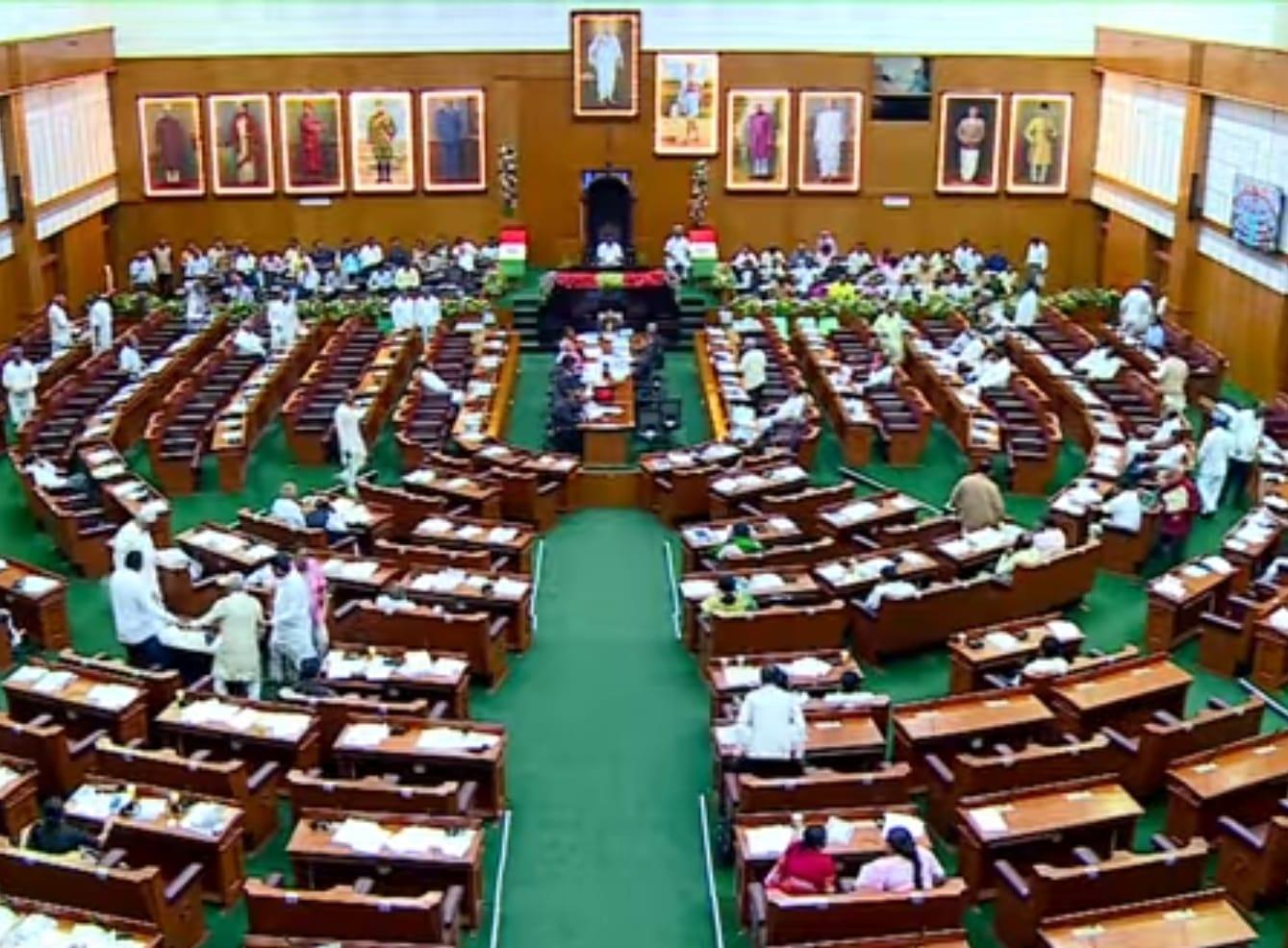 BJP, JD(S) criticise Karnataka govt over liquor availability in small shops