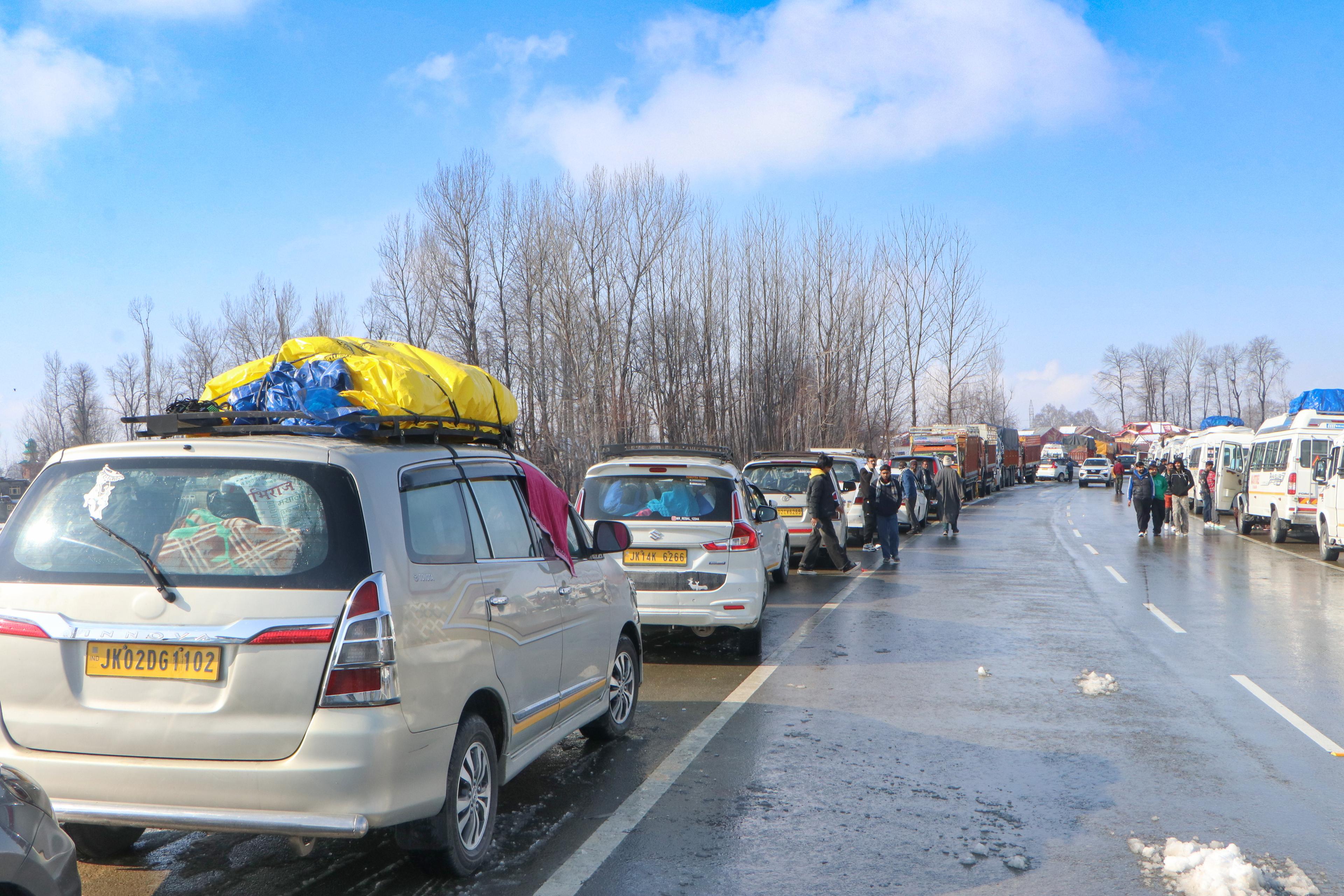 After heavy snowfall, traffic on Srinagar-Jammu highway restored, flight operations normal