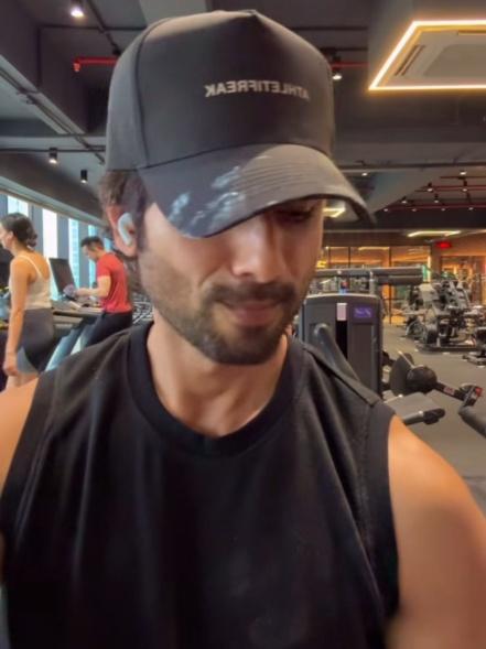 Shahid Kapoor vibes to ‘Aashiqon Ki Colony’ in gym