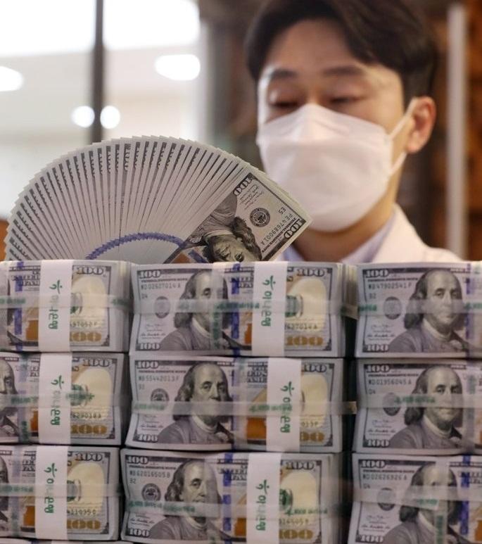 S. Korea's foreign reserves fall for 1st time in 7 months in Dec: BOK