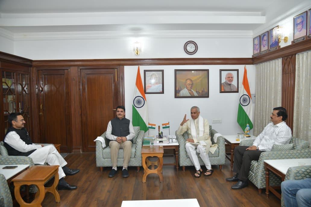 Gujarat Governor meets Speakers of three state legislatures