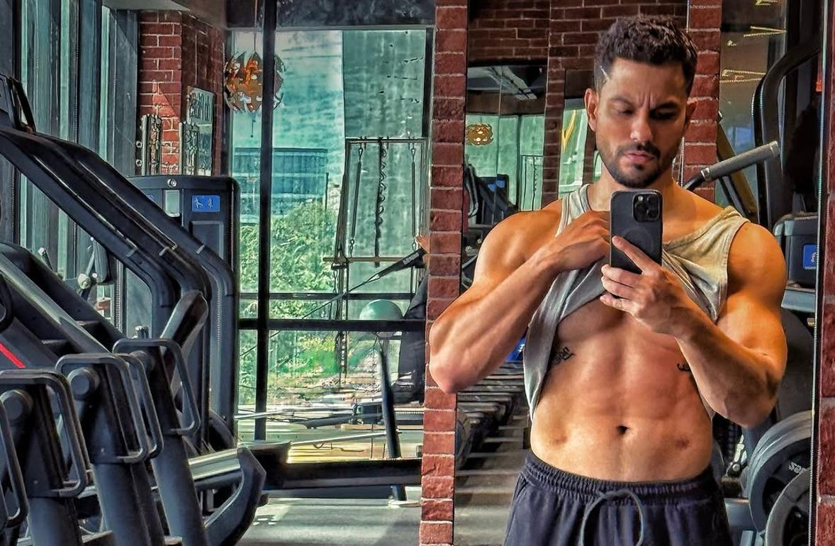 Kunal Kemmu flexes abs and muscular physique while ‘checking’ himself out