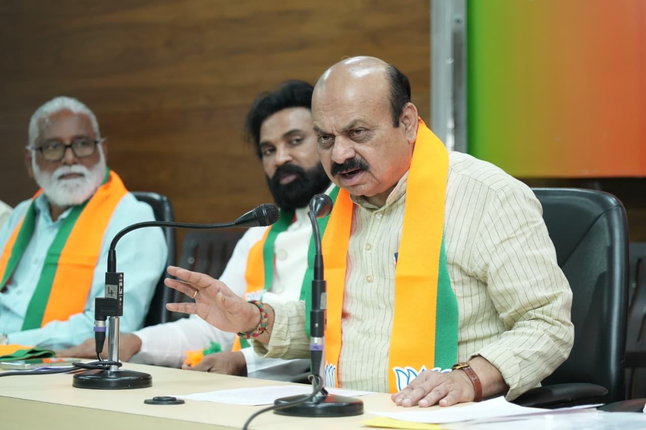 Oppn politicising LPG issue; Cong opposes everything good for country: Ex-K'taka CM