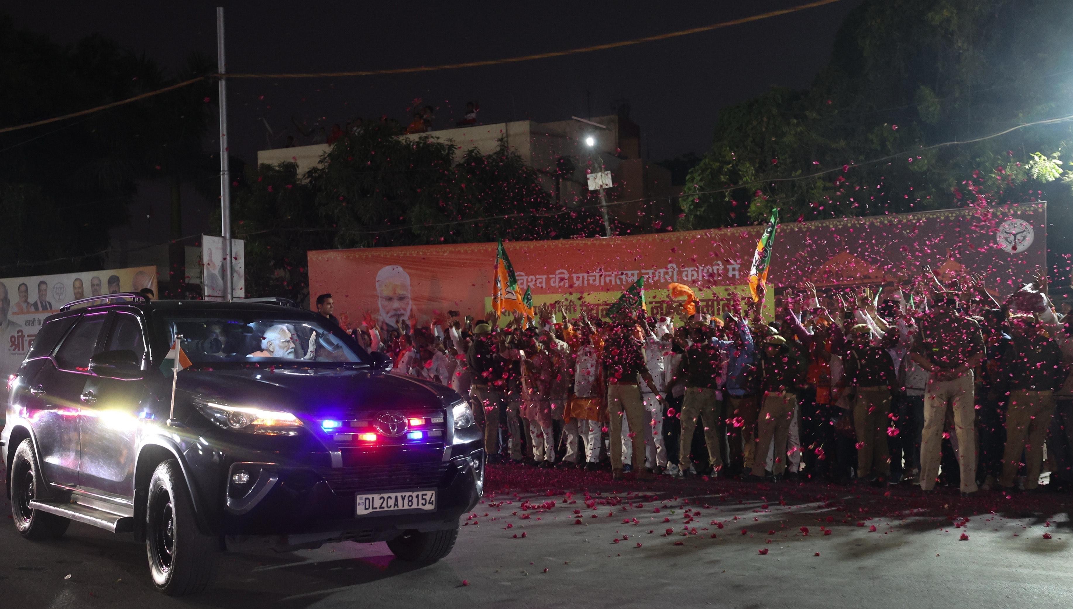 PM Modi arrives in Varanasi to a rousing public welcome