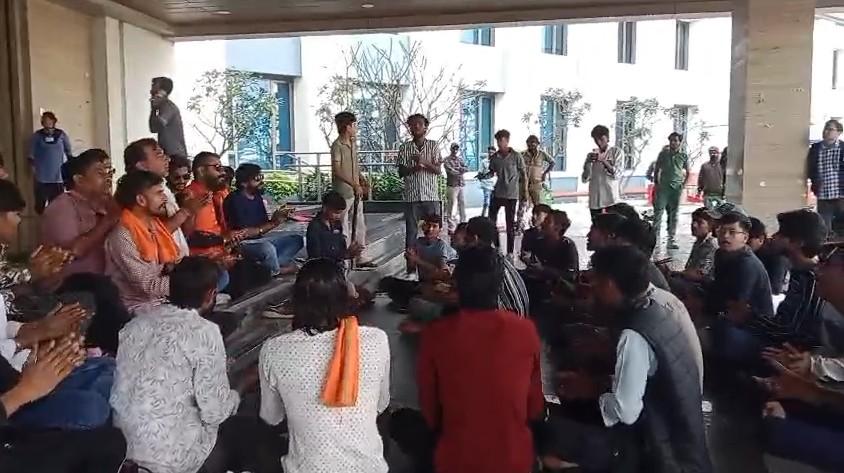 Right-wing activists create ruckus at Indore college over Valentine's Day event