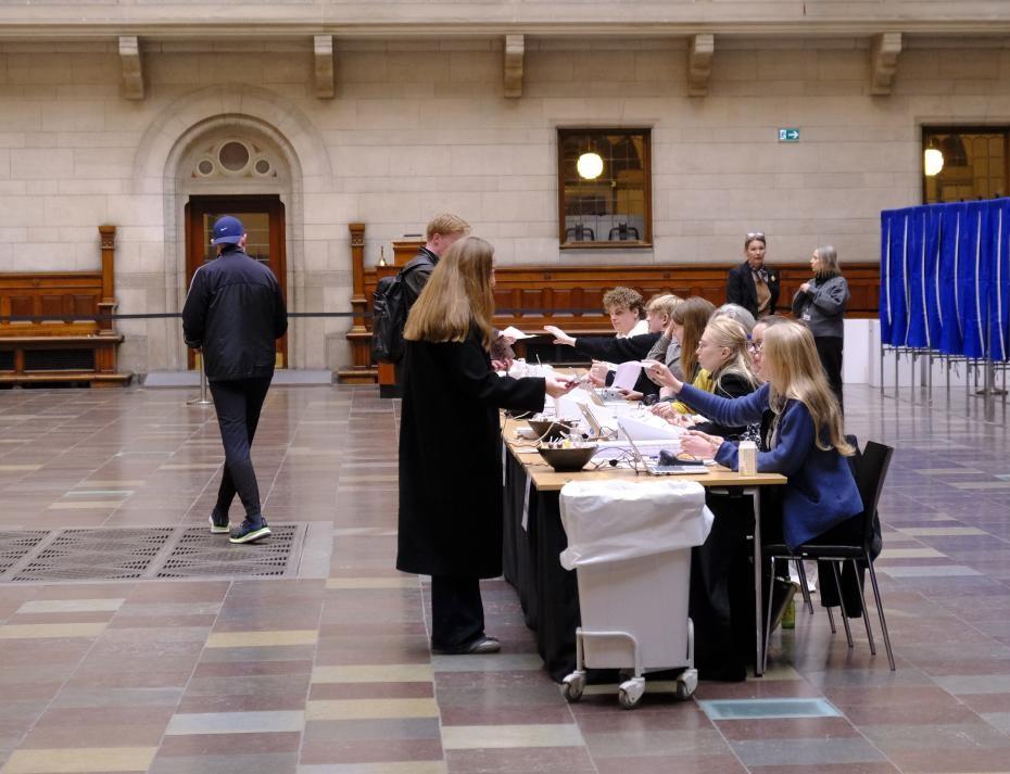 Social Democrats lead Denmark's election, neither bloc wins majority
