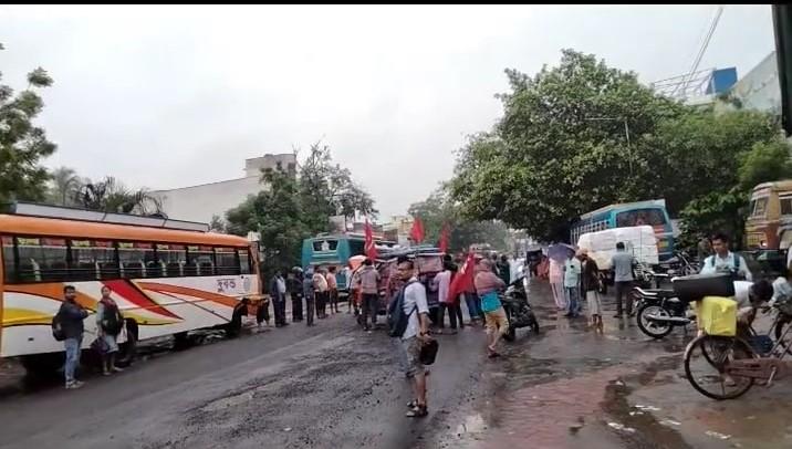 Bharat Bandh: Strikers resort to rail and road blockades in parts of Bengal