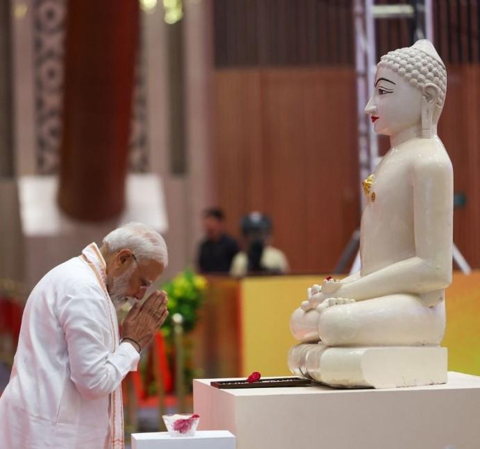 Life of Bhagwan Mahavir continues to illuminate path of truth, non-violence: PM Modi