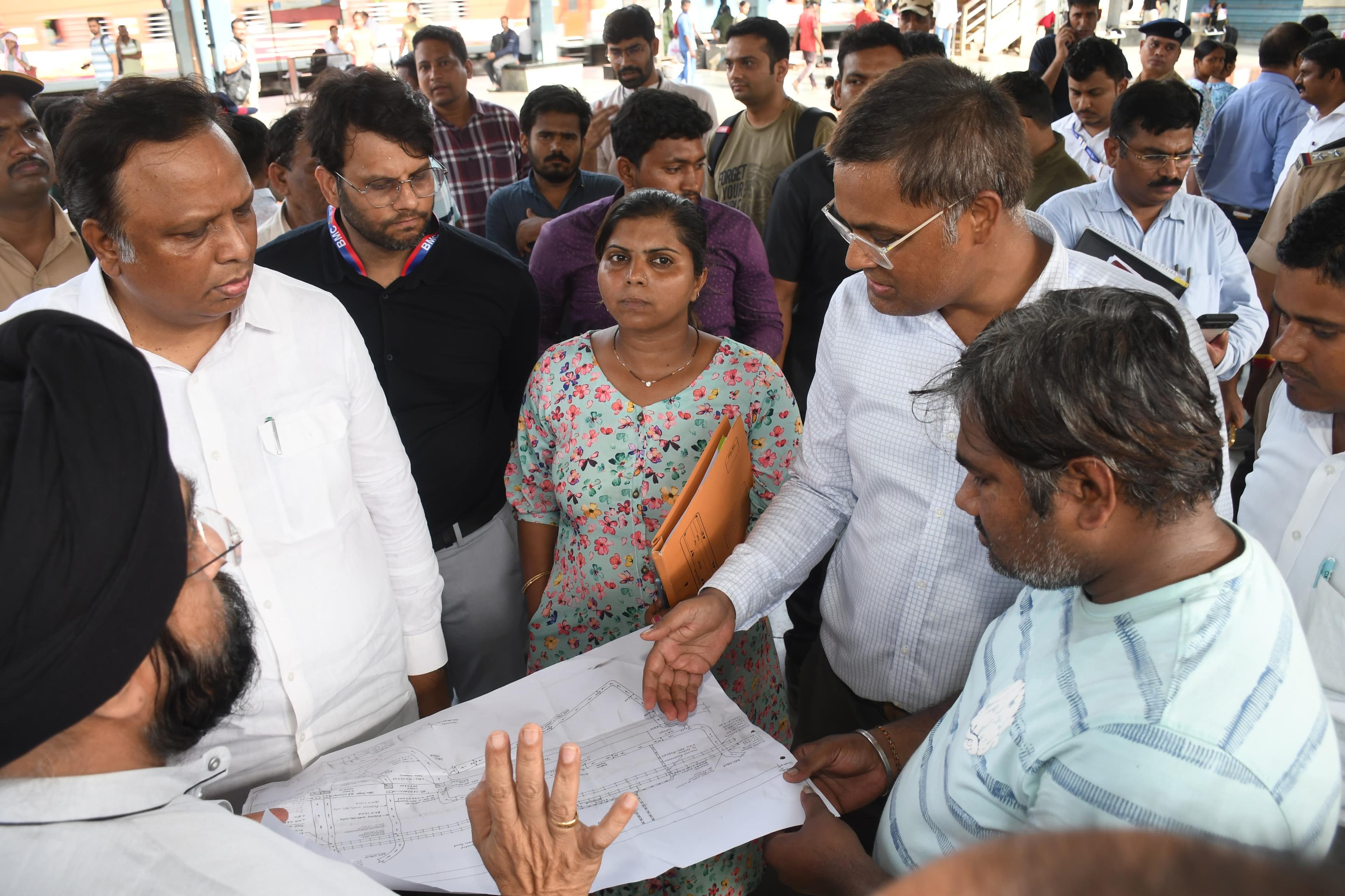 Maha Minister directs officials to deliver results on monsoon preparedness