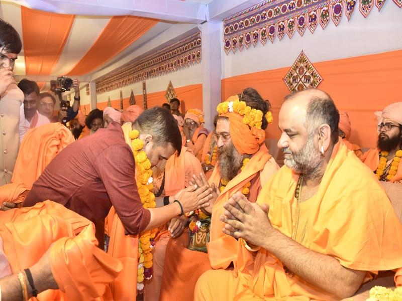 Gujarat Dy CM walks 3.5 km to Bhavnath Temple, performs Maha Aarti