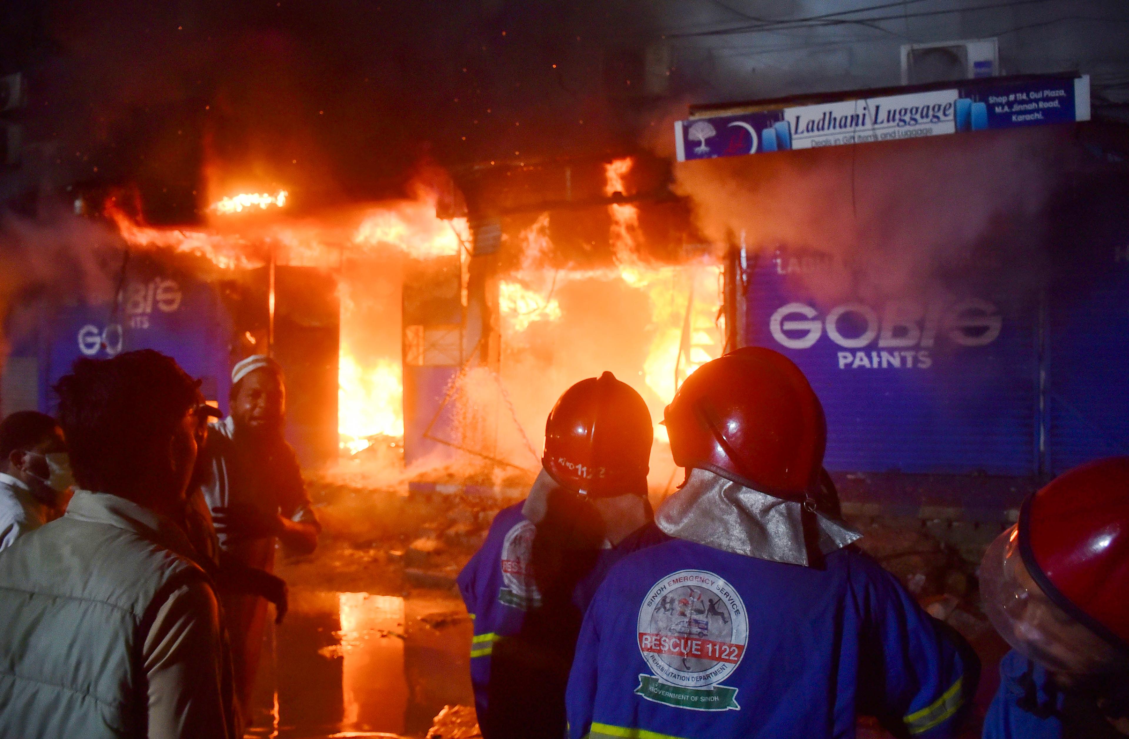 Pakistan: Drug addicts stealing copper likely behind renewed Gul Plaza fire in Karachi