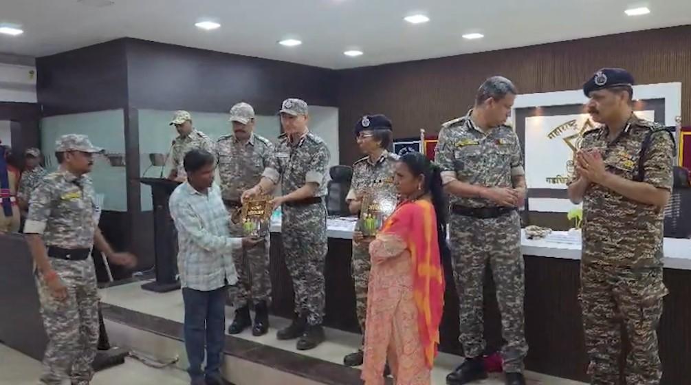 11 Maoists with combined bounty of Rs 82 lakh surrender in Maharashtra's Gadchiroli (Ld)