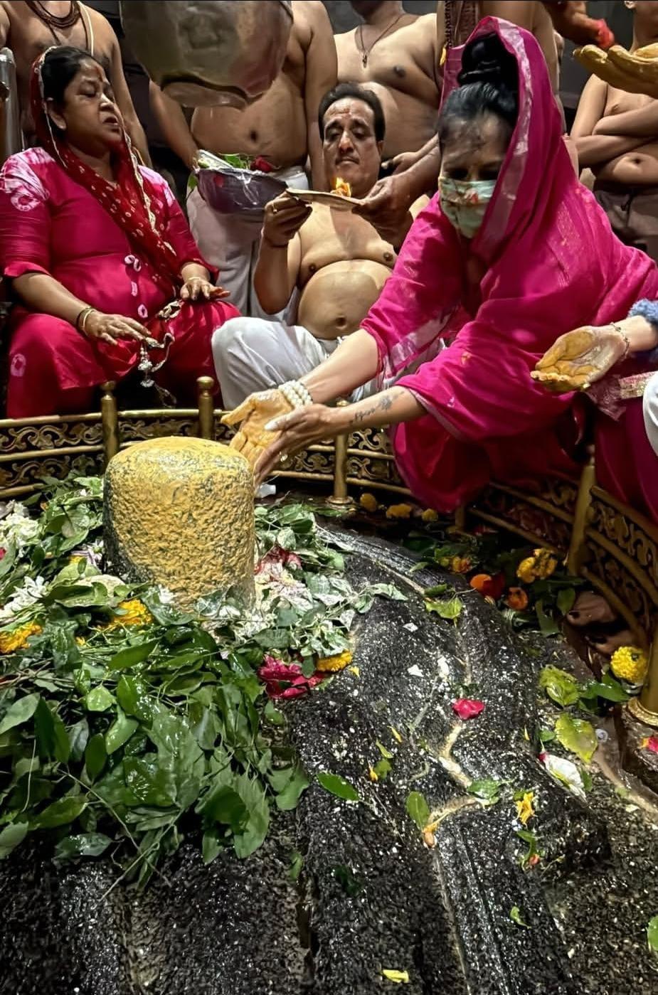 Tanishaa Mukerji performs Rudra Abhishek at the holy Grishneshwar’s Jyotirling on Makar Sankranti