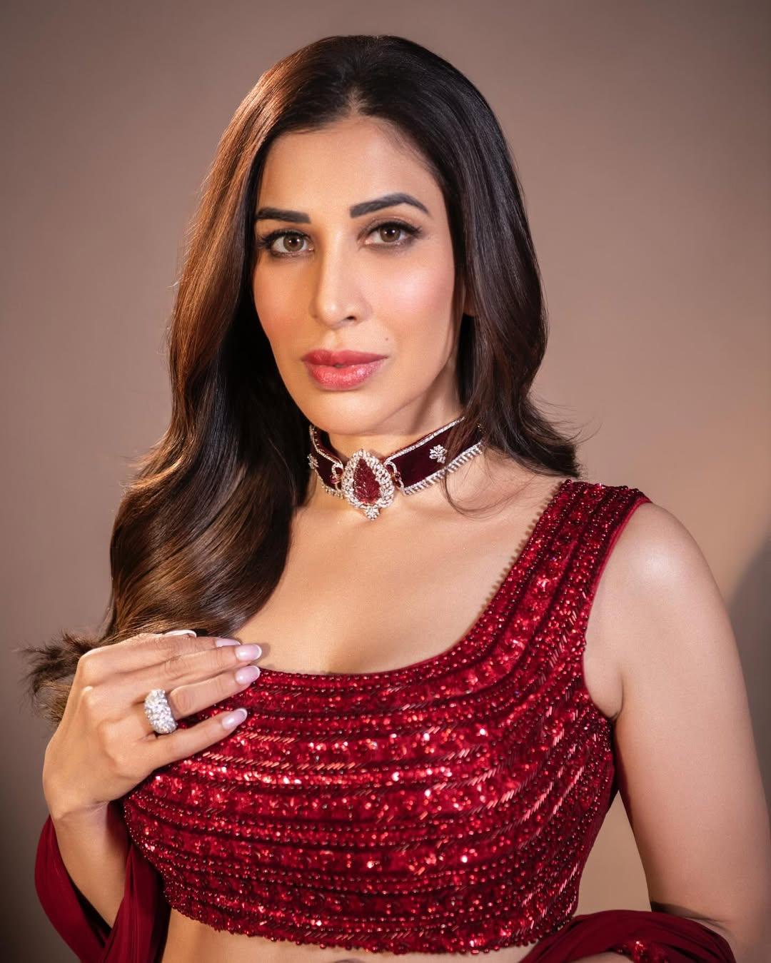 Sophie Choudry can’t wait to see Hrithik Roshan slay in ‘War 2’